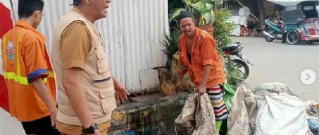 Petugas Kebersihan Kecamatan Makassar Bersihkan Saluran Drainase