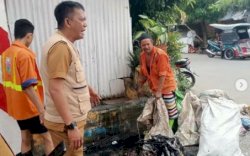 Petugas Kebersihan Kecamatan Makassar Bersihkan Saluran Drainase