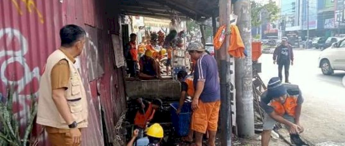 Satgas Kebersihan Kecamatan Makassar Bersihkan Drainase di Jalan Veteran Selatan