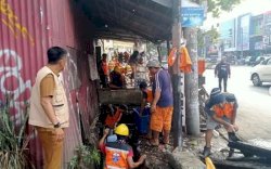 Satgas Kebersihan Kecamatan Makassar Bersihkan Drainase di Jalan Veteran Selatan