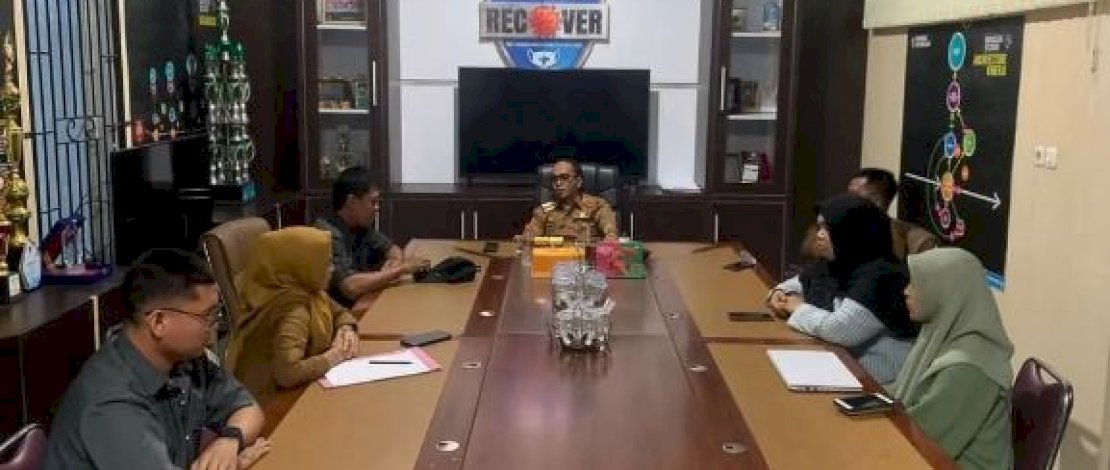 Plt. Camat Makassar, Harun Rani, menerima kunjungan dari Panitia Pemilihan Kecamatan (PPK) Kecamatan Makassar dalam rangka rapat koordinasi mengenai persiapan tahapan-tahapan Pemilihan Umum (Pemilu) 2024.