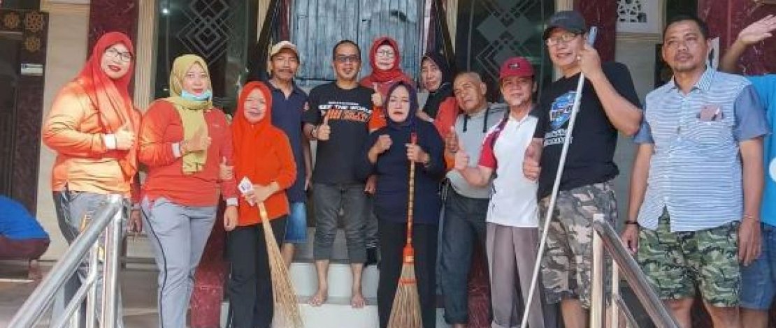 Plt. Camat Makassar, Harun Rani, ikut aktif dalam membersihkan dan merapikan area masjid