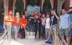 Plt. Camat Makassar Harun Rani Bersama Pengurus Masjid Miftahul Falah Kelurahan Maccini Gelar Kegiatan Bersih-Bersih 