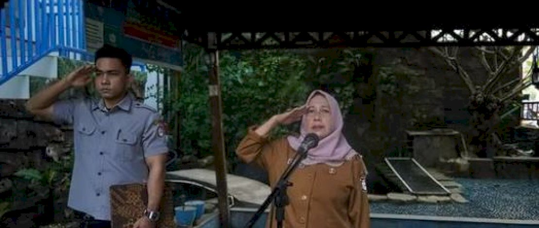  Kepala Seksi Kesejahteraan Masyarakat Kecamatan Makassar, Rahmawati Pammu, mewakili Camat Makassar Harun Rani, bertindak sebagai pembina upacara. Acara ini dihadiri oleh seluruh Lurah beserta staf lingkup pemerintah kecamatan Makassar, Senin (22/5/2023).