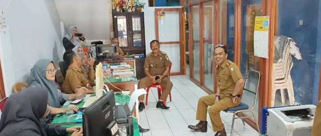 Plt. Camat Makassar Harun Rani menyambangi beberapa kelurahan di wilayah kecamatan untuk melihat langsung kondisi staf pegawai dan berdialog dengan mereka. 