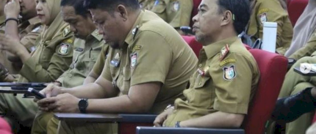Plt. Camat Makassar Harun Rani menghadiri rapat koordinasi yang membahas persiapan pelaksanaan Kegiatan Rapat Kerja Nasional (Rakernas) Asosiasi Pemerintah Kota Seluruh Indonesia (APEKSI) 2023. Rakernas tersebut dijadwalkan akan dilaksanakan pada tanggal 9 Juli 2023, Senin (29/5/2023).