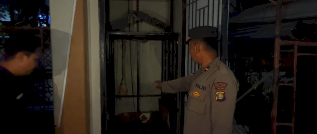 Polisi memeriksa dan melakukan olah TKP di Lift sekolah yang anjlok dan menyebabkan 7 pekerja kehilangan nyawa.
