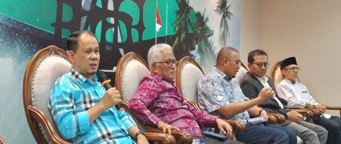 Mahfuz Sidik, Sekretaris Jenderal Partai Gelora (baju biru) pada kegiatan diskusi Dialektika Demokrasi bertajuk 'Kemesraan Elite dan Otak-Atik Pilpres 2024' di Kompleks Parlemen, Senayan, Jakarta.