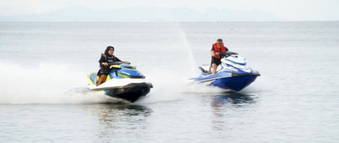 Taufan Pawe Bersama Istri Isi Liburan dengan Olahraga Jet Ski