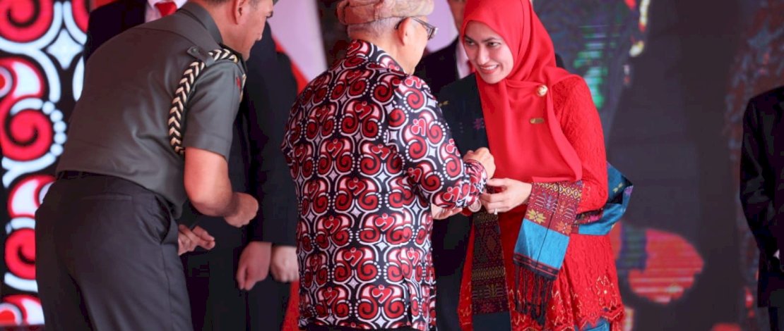 Bupati Luwu Utara, Indah Putri Indriani, meraih penghargaan prestisius Tanda Kehormatan Satyalancana Wira Karya dalam bidang pembangunan keluarga, kependudukan, dan keluarga berencana (Bangga Kencana). 