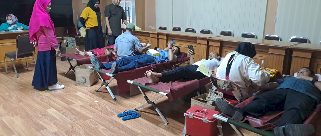 Dinas PMD Sulsel bekerjasama dengan UPT Transfusi Darah Dinas Kesehatan Sulsel, menggelar donor darah, di Lounge Dinas PMD Sulsel, Jumat, 7 Juli 2023.