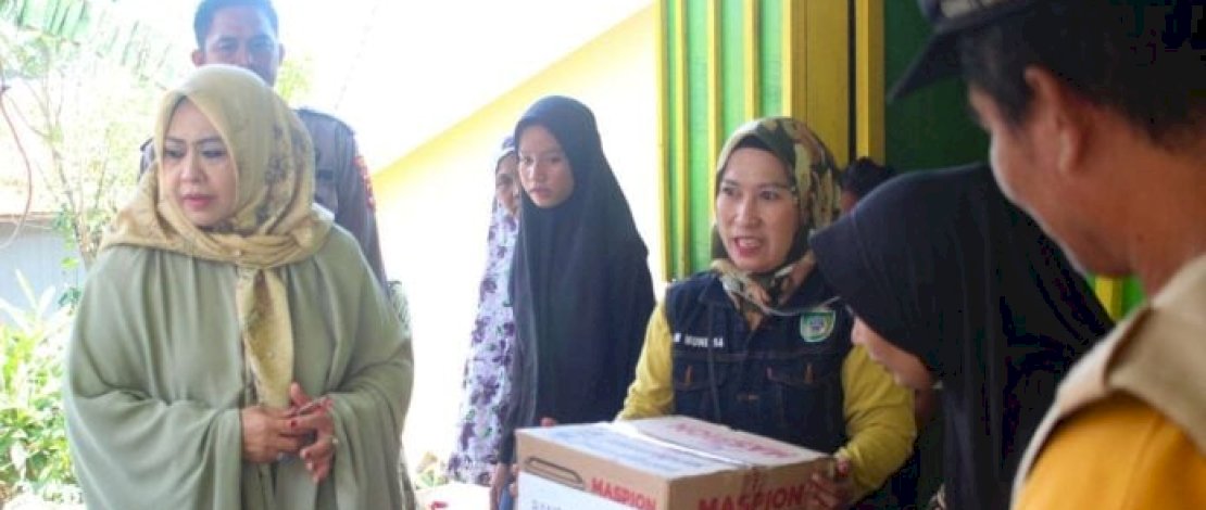 Erna Rasyid Taufan Serahkan Bantuan Kepada Warga Penerima Rumah Layak Huni Baznas