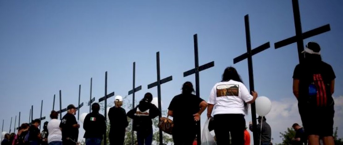 Aktivis berpartisipasi dalam upacara penghormatan bagi para korban penembakan di Walmart El Paso pada 3 Agustus 2019, di Ponder Park, El Paso, Texas, AS, 3 Agustus 2021. REUTERS/Jose Luis Gonzalez/Foto Arsip.