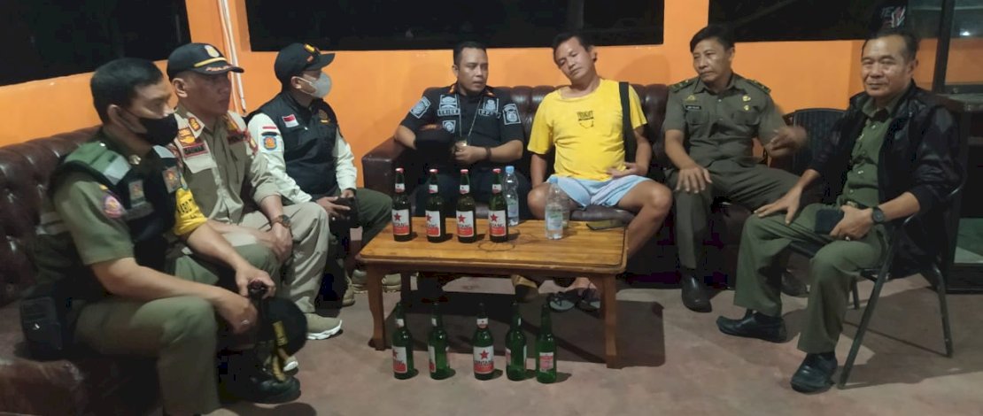 Satpol PP Kabupaten Kepulauan Selayar melakukan operasi penertiban restoran dan rumah bernyanyi yang menyedikan minuman beralkohol, di wilayah Desa Patilereng (Baloyya), Kecamatan Bontosikuyu, pada Kamis malam, 6 Juli 2023. Satpol PP Kabupaten Kepulauan Selayar melakukan operasi penertiban restoran dan rumah bernyanyi yang menyedikan minuman beralkohol, di wilayah Desa Patilereng (Baloyya), Kecamatan Bontosikuyu, pada Kamis malam, 6 Juli 2023.