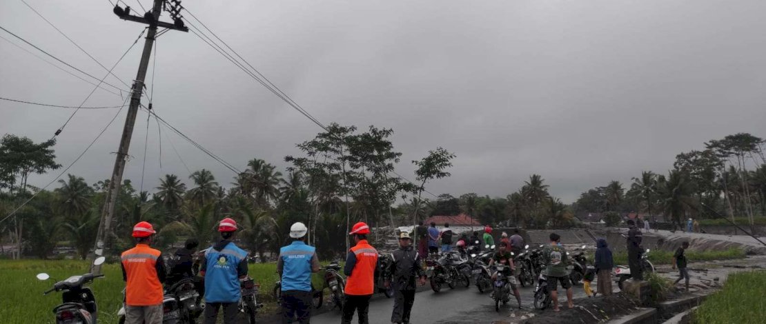 Petugas PLN sedang memperbaiki kerusakan akibat banjir di Lumajang. Petugas PLN sedang memperbaiki kerusakan akibat banjir di Lumajang.
