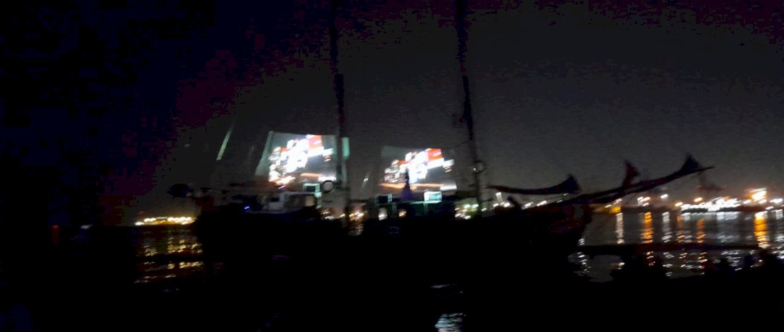 Pertunjukan Arka Kinari , pertunjukan yang mengangkat isu lingkungan di lakukan di atas kapal di Pulau Lae-lae, Sabtu malam (8/7/2023)