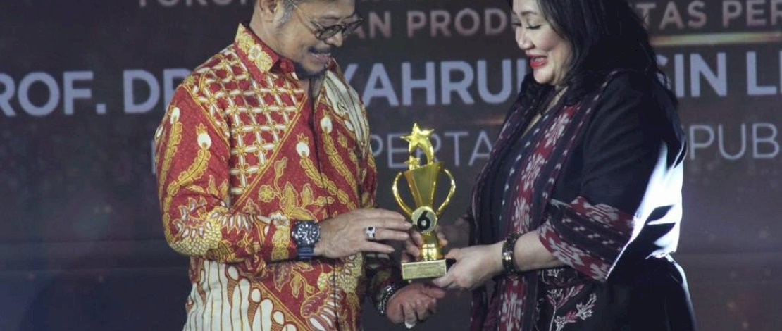 Mentan SYL dianugerahi penghargaan Lintas Generasi Award Festival6 Liputan6.com sebagai tokoh inspiratif pegiat pemenuhan kebutuhan dan produktivitas pertanian. Mentan SYL dianugerahi penghargaan Lintas Generasi Award Festival6 Liputan6.com sebagai tokoh inspiratif pegiat pemenuhan kebutuhan dan produktivitas pertanian.