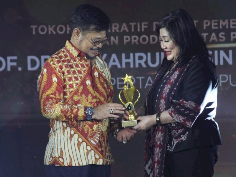 Mentan SYL Dianugerahi Penghargaan Tokoh Inspiratif Pembangunan Pertanian Indonesia