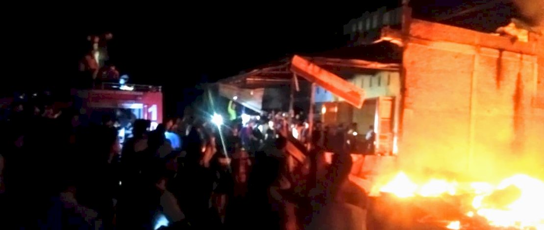 Sebanyak lima unit rumah di Desa Tellesang, Kecamatan Pitumpanua, Kabupaten Wajo, Sulawesi Selatan (Sulsel) terbakar, Sabtu 8 Juli 2023 sekira pukul 18.45 Wita. 