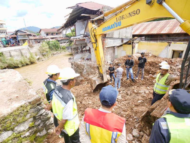 Gubernur Sulsel Tinjau Lokasi Pembangunan Jembatan Sungai Malango di Toraja Utara