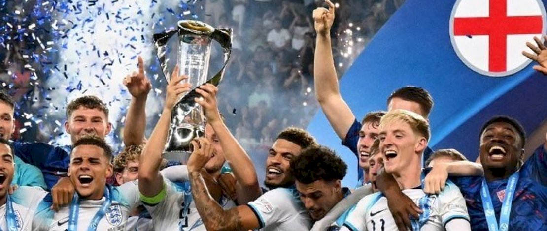 Selebrasi Inggris usai menjadi juara Euro U21 2023. Inggris menjuarai Piala Eropa U21 usai menang 1-0 dalam laga final kontra Spanyol di Batumi Arena, 8 Juli 2023. (Photo by Vano SHLAMOV / AFP)(AFP/VANO SHLAMOV)