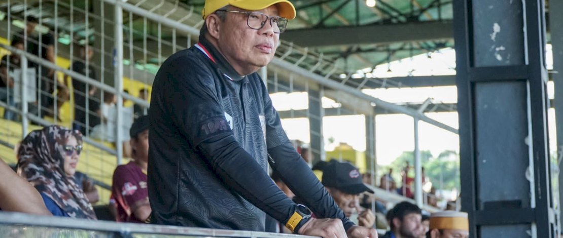 Taufan Pawe menyaksikan pertandingan PSM Makassar. Taufan Pawe menyaksikan pertandingan PSM Makassar.