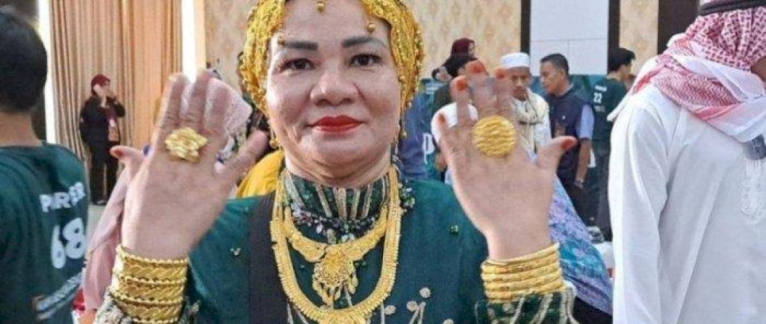 Suarnati Daeng Kanang (46) salah satu jemaah haji perempuan asal Embarkasi Makassar, Sulsel kloter 1 tampak nyentrik dan glamor dengan emas 180 gram di tubuhnya saat tiba di Asrama Haji Sudiang Makassar, Rabu (5/7/2023).