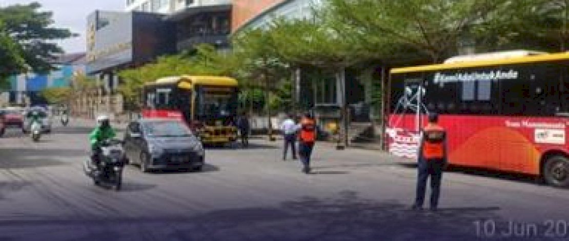 Tim Pengawasan Parkir Dinas Perhubungan Kota Makassar Berikan Teguran Jukir di Depan Mall Panakkukang