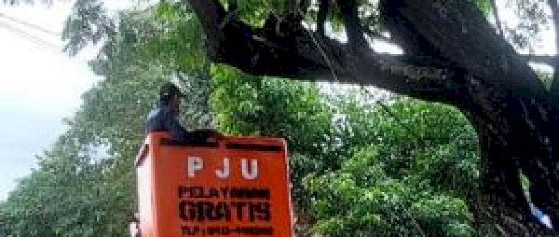 UPT-PJU Dishub Makassar Pasang Lampu Hias di Anjungan Pantai Losari untuk Acara&nbsp;MNEK&nbsp; 2023