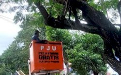 UPT-PJU Dishub Makassar Pasang Lampu Hias di Anjungan Pantai Losari untuk Acara&nbsp;MNEK&nbsp; 2023