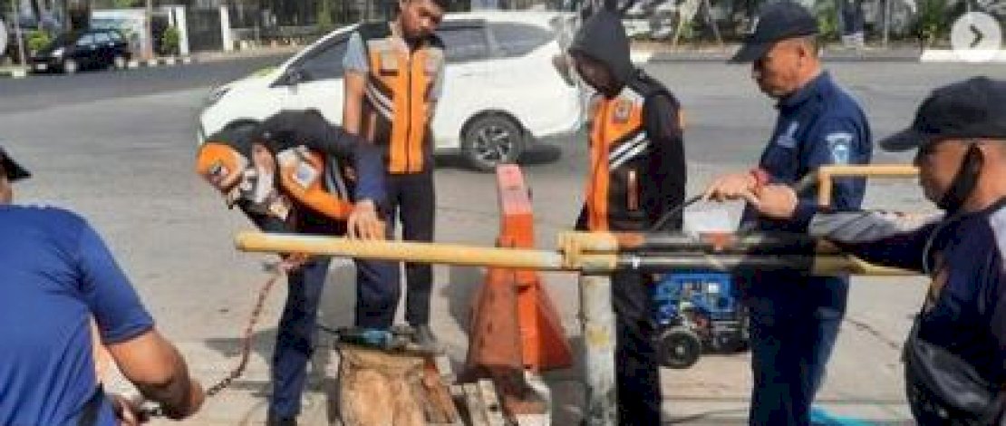 Jelang MNEK 2023 Seksi Pemeliharaan Sarpras Dishub&nbsp;&nbsp;Makassar Perbaiki Portal Parkir dan Pagar di Anjungan Pantai Losari