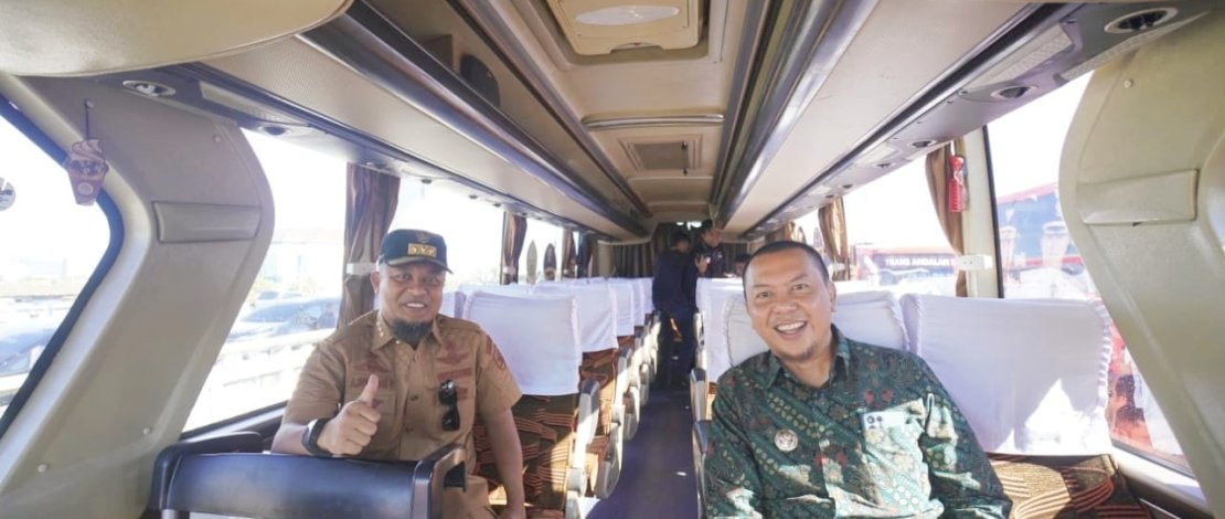 Gubernur Sulsel Andi Sudirman Sulaiman bersama Bupati Selayar Basli Ali di atas bus Trans Andalan.
