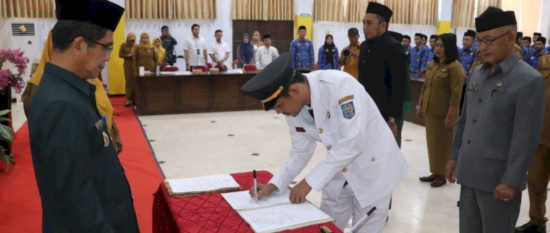 Sejumlah Pejabat Administrasi di lingkungan Pemerintah Kabupaten Kepulauan Selayar mengalami rotasi dan mutasi jabatan. Pelantikan digelar di Ruang Pola Kantor Bupati, Senin, 10 Juli 2023.