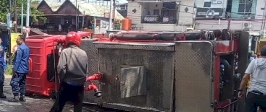 Mobil damkar terbalik di Jalan Pongtiku.