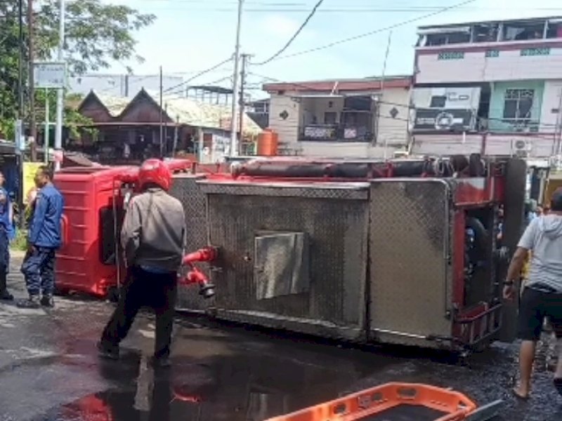 Dua Personel Dilarikan ke RS Usai Armada Damkar Makassar Terbalik 