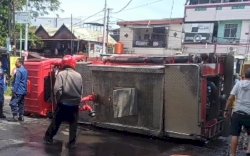 Dua Personel Dilarikan ke RS Usai Armada Damkar Makassar Terbalik 