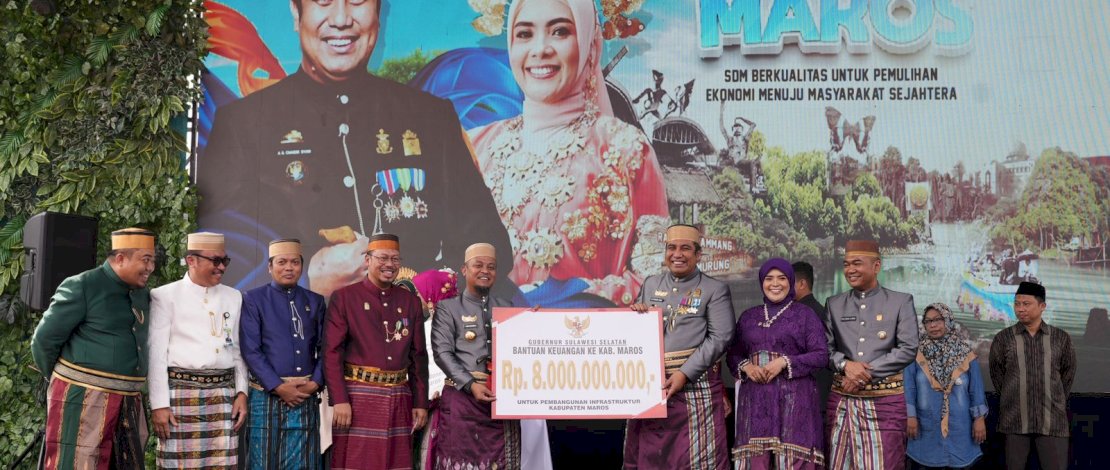 Gubernur Sulawesi Selatan, Andi Sudirman Sulaiman, menyerahkan bantuan keuangan Pemprov Sulsel Tahun Anggaran 2023 senilai Rp8 miliar.
