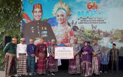 Gubernur Andi Sudirman Serahkan Rp8 Miliar Bantuan Keuangan, Dukung Pembangunan Infrastruktur di Maros 