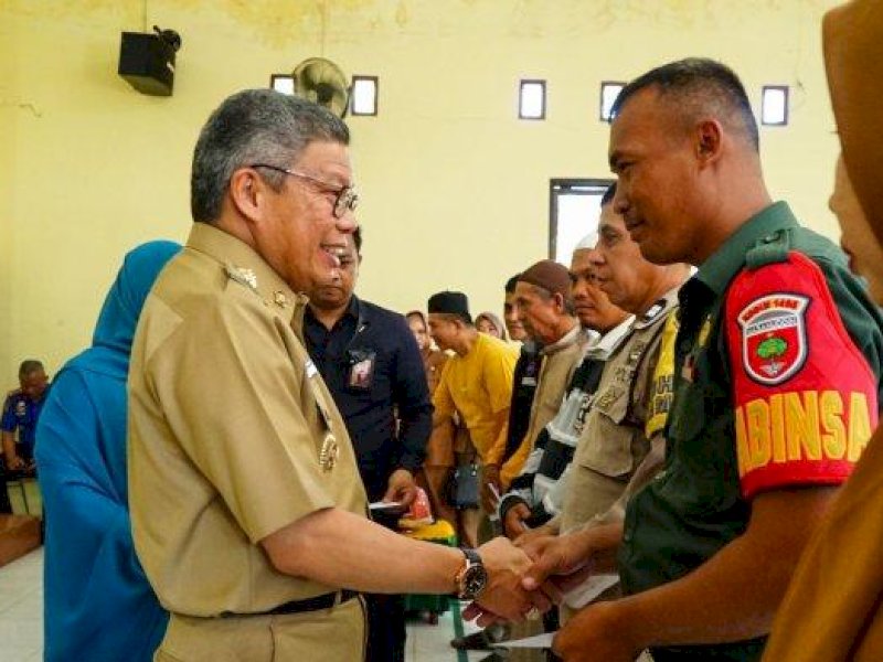 Walikota Parepare Berikan Insentif RT, RW dan Imam Masjid