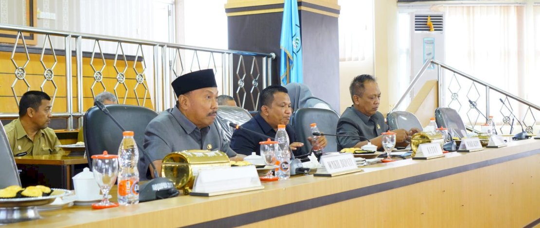 Wakil Bupati Bone, Ambo Dalle, bersama Sekda Bone A Islamuddin, menghadiri Rapat Paripurna Dewan Perwakilan Rakyat Daerah (DPRD) Kabupaten Bone, Selasa, 11 Juli 2023.