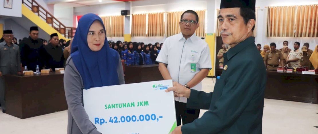 Wakil Bupati Kepulauan Selayar, Saiful Arif, didampingi Kepala BPJS Ketenagakerjaan Kepulauan Selayar, Firdaus, menyerahkan santunan JKM kepada ahli waris almarhum Jaruddin, di Ruang Pola Kantor Bupati, Senin, 10 Juli 2023. Wakil Bupati Kepulauan Selayar, Saiful Arif, didampingi Kepala BPJS Ketenagakerjaan Kepulauan Selayar, Firdaus, menyerahkan santunan JKM kepada ahli waris almarhum Jaruddin, di Ruang Pola Kantor Bupati, Senin, 10 Juli 2023.