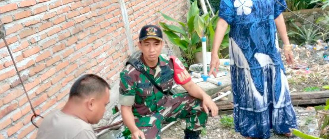 Penampakan kardus berisi bayi perempuan di pekarangan rumah warga di Pinrang Sulawesi Selatan