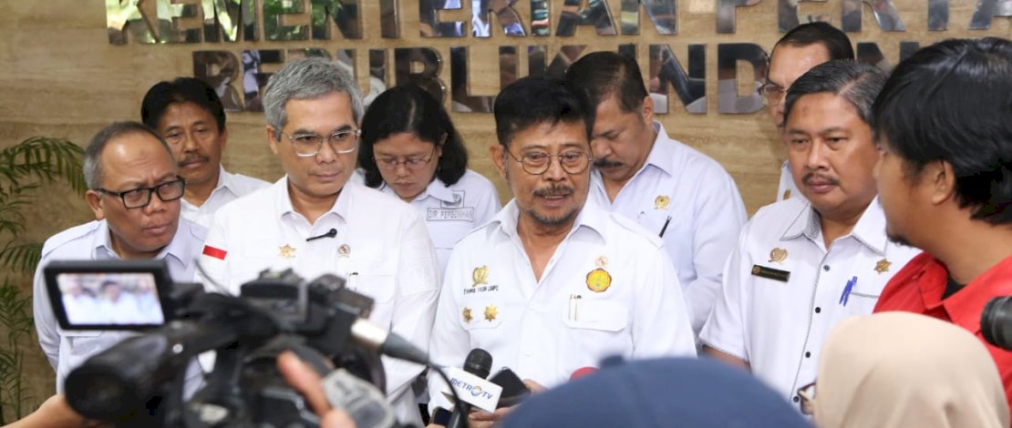 Mentan SYL di sela Musrenbangtannas 2023 di Kanpus Kementerian Pertanian (Kementan) Jakarta, Rabu, 12 Juli 2023.
Mentan SYL di sela Musrenbangtannas 2023 di Kanpus Kementerian Pertanian (Kementan) Jakarta, Rabu, 12 Juli 2023.