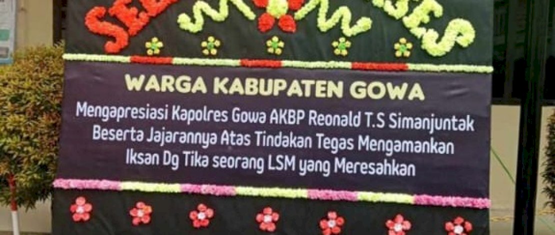 Polres Gowa mendapat karangan bunga usai menangkap oknum LSM, Iksan Daeng Tika, atas kasus dugaan pencurian sepeda motor di kantor polisi.