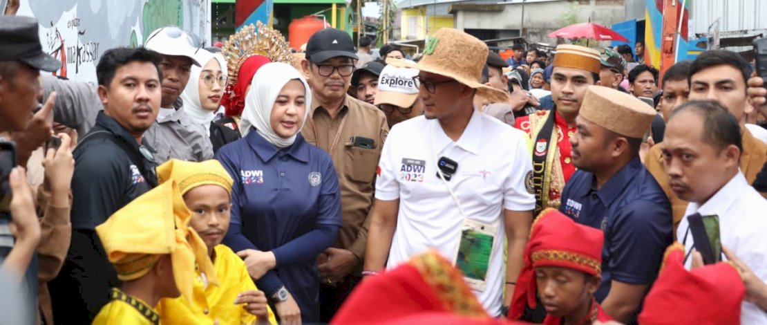 Menteri Pariwisata dan Ekonomi Kreatif, Sandiaga Salahuddin Uno, saat menunjungi Desa Wisata Lantebung, Kec Tamalanrea, Kota Makassar, Rabu (12/07/2023).