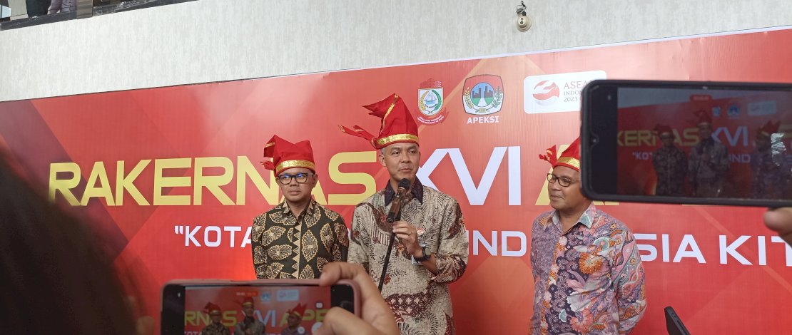 Gubernur Jawa Tengah, Ganjar Pranowo dalam konferensi pers usai menjadi keynote speakers dalam kegiatan seminar nasional yang digelar Apeksi di Makassar, Kamis (13/7/2023) Gubernur Jawa Tengah, Ganjar Pranowo dalam konferensi pers usai menjadi keynote speakers dalam kegiatan seminar nasional yang digelar Apeksi di Makassar, Kamis (13/7/2023)