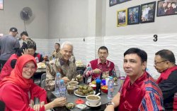 Didampingi Pentolan PDIP Sulsel, Ganjar Santap Coto di Makassar