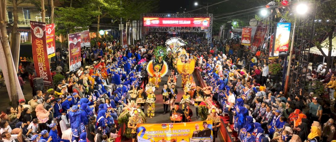 Ribuan orang hadir memadati Jalan Penghibur yang menjadi pusat acara karnaval budaya, yang digelar pada Rabu malam, 12 Juli 2023.
