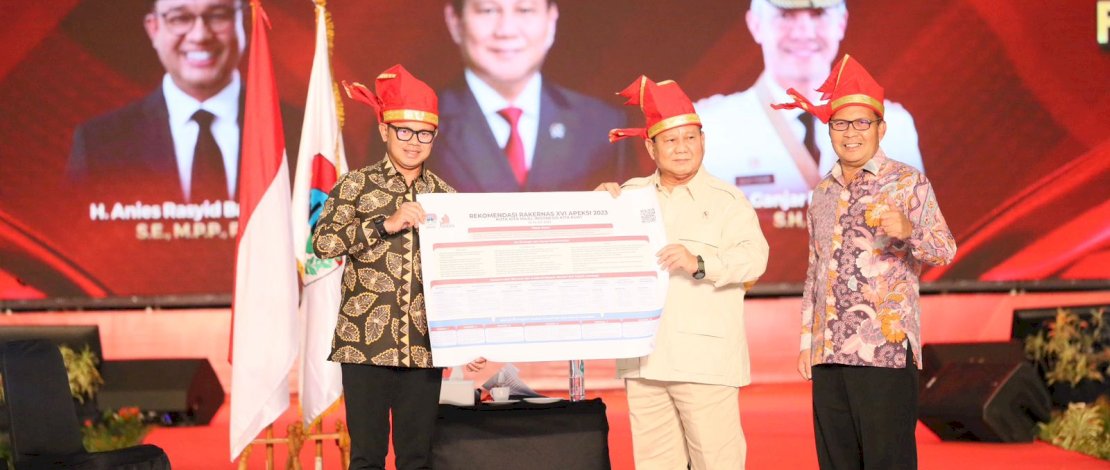 Ketua Umum Apeksi Bima Arya bersama Wali Kota Makassar Moh Ramdhan Pomanto menyerahkan rekomendasi Rakernas Apeksi XVI kepada Prabowo Subianto.