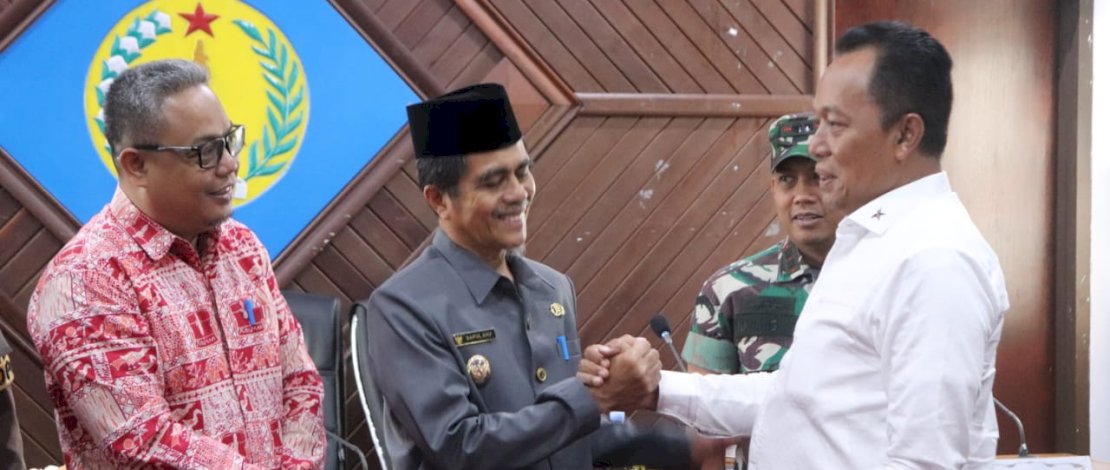 Wakil Bupati Saiful Arif, didampingi Sekda Mesdiyono menerima kunjungan kerja resmi Kepala Badan Intelijen Negara Daerah (Kabinda) Sulawesi Selatan (Sulsel), Brigjen TNI Dwi Surjatmodjo, Jumat, 14 Juli 2023.